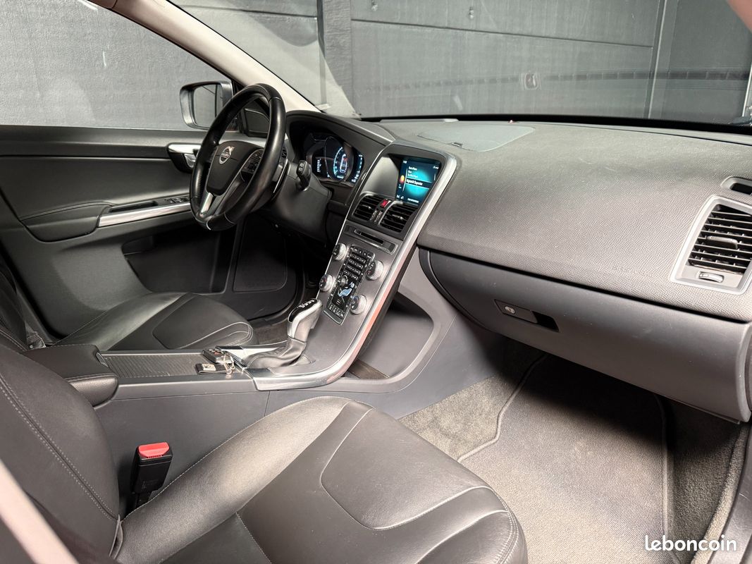 VOLVO XC60 2.0 D4 190Ch SIGNATURE EDITION BVA - TOIT OUV ELEC - CAMERA RECUL - SIEGES CHAUFF - HARMAN-KARDON (image 28)