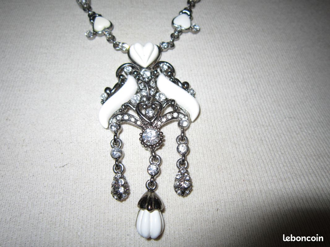 Ensemble blanc collier et boucles d'oreilles (image 5)