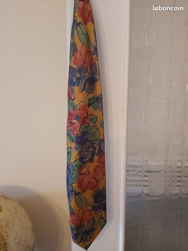Cravate fond orange et motifs fleurs rouge bleu et feuilles vertes de marque John Wallace fabriquée en Angleterre (image 2)