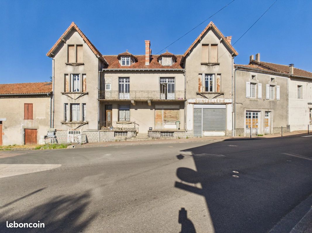 Maison 8 pièces 235 m² · à Piégut-Pluviers · 235 m² · 147 150 €