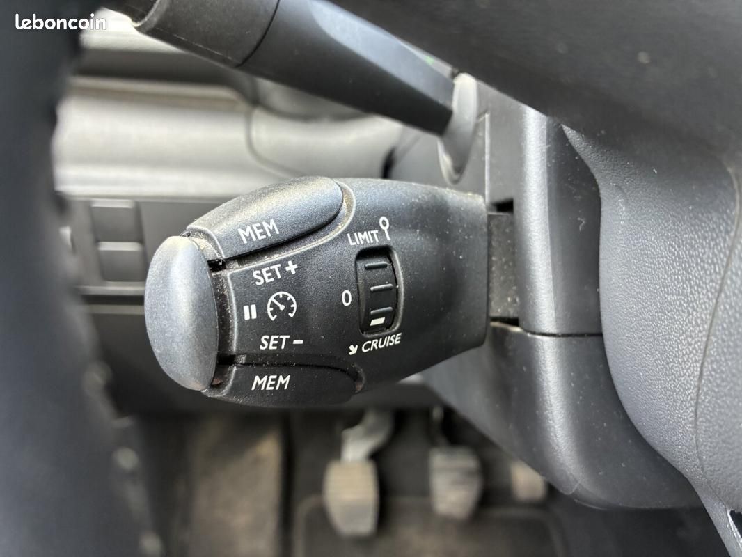 Citroën C3 1.5 BLUEHDI 100 CV SHINE CARPLAY (image 9)