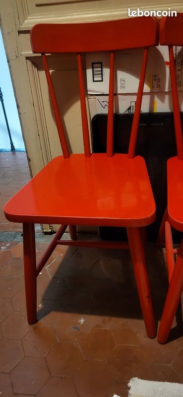 Lot 2 chaises en bois rouge (image 2)