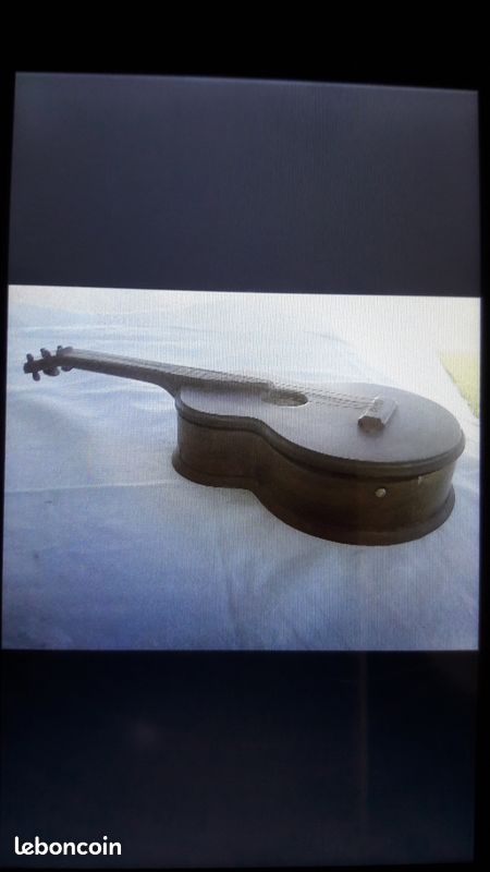 Guitare en Noyer Boite a Bijoux L 37cm (image 3)