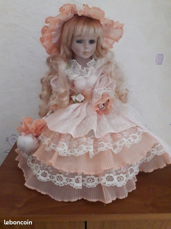 Poupée en porcelaine (image 1)