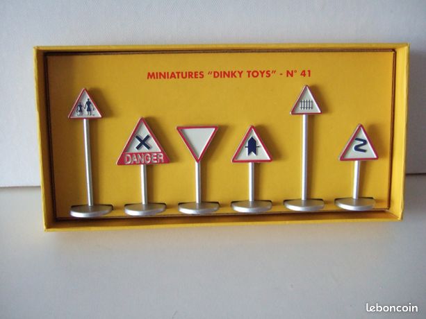 PANNEAUX DE SIGNALISATION routière DINKY TOYS/ATLAS EUR 15,00 - FR