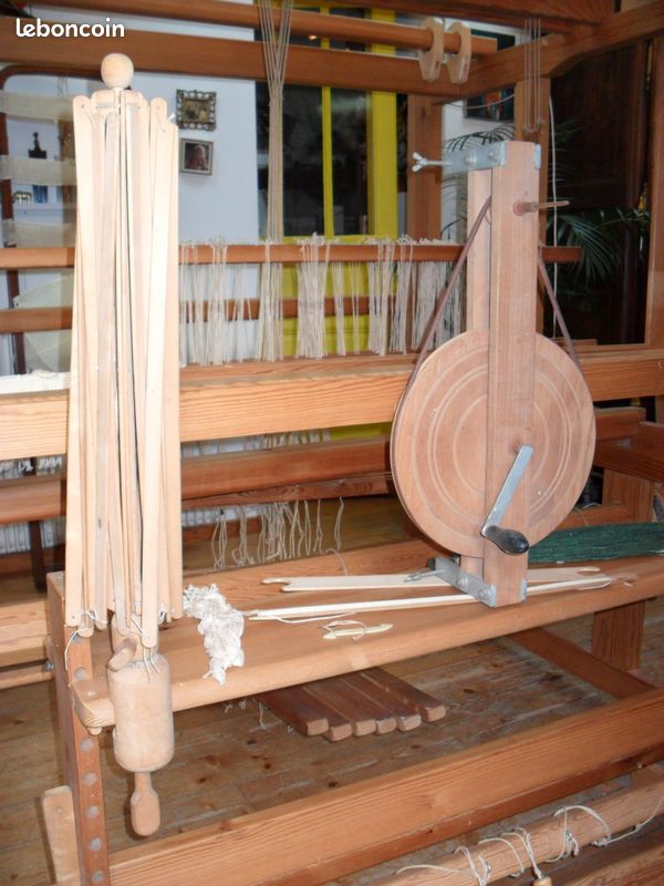 Ancien étrier de métier à tisser en bois dur sculpté d'une tête de singe. Belle patine laquée