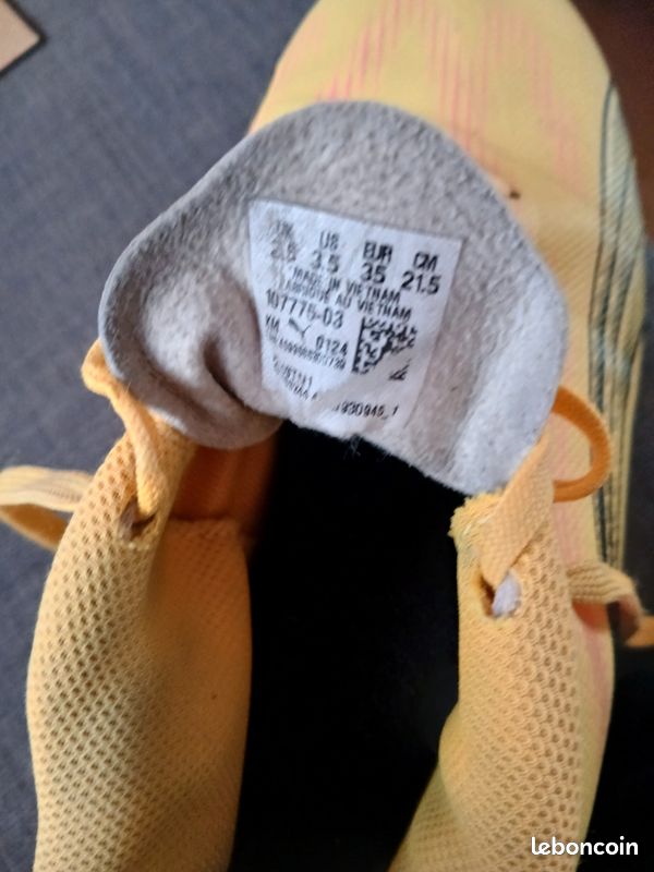 Chaussurescde foot pour enfant trés bon état (image 4)