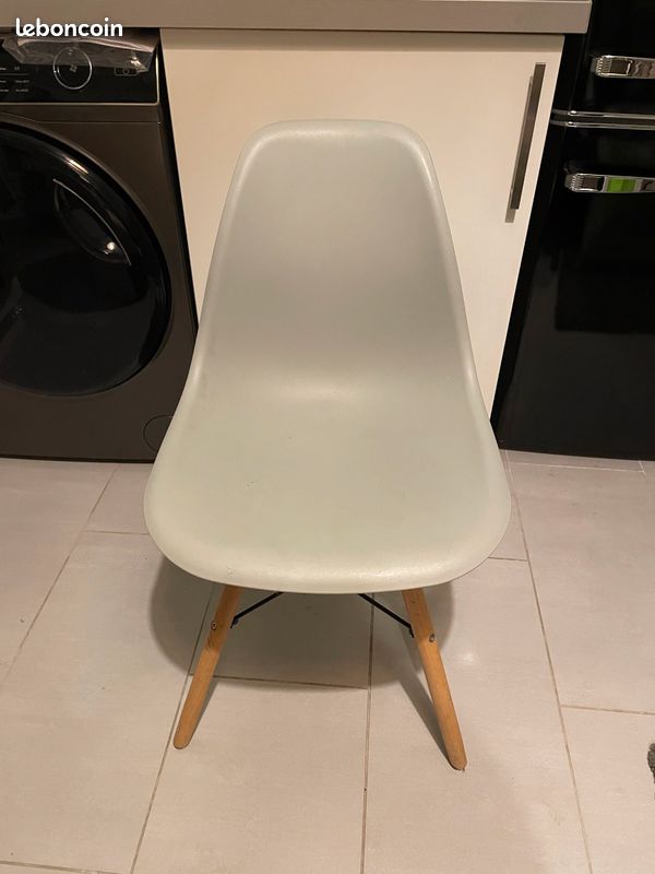Chaise scandinave grise (image 1)