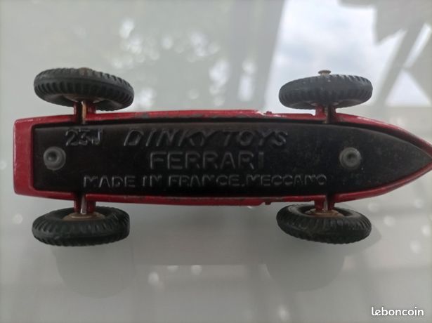 Dinky Toys Ferrari 23J N°2 rare version à calandre lisse