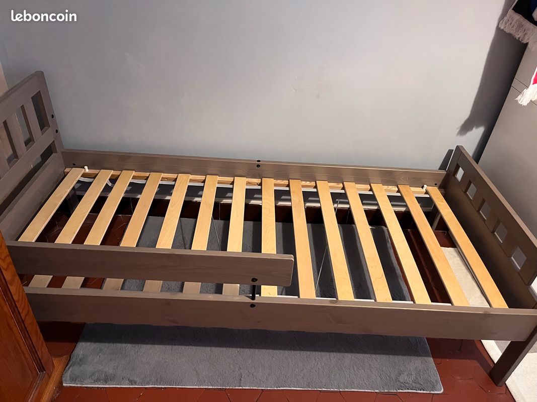 Lit enfant IKEA en bois massif 90 × 200 cm avec sommier, barrière et matelas – Très bon état (image 5)