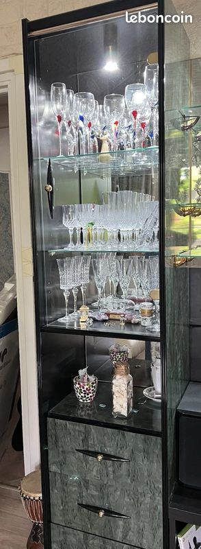 Bar d'angle avec ses 2 vitrines et 2 chaises hautes (image 2)