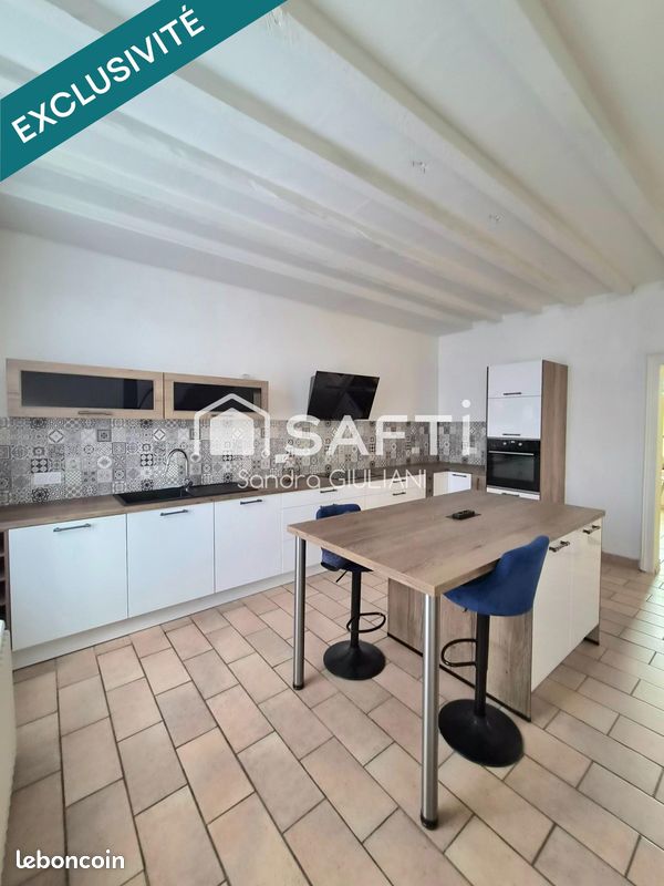Maison 10 pièces 264 m² · à Gincrey · 264 m² · 239 000 €