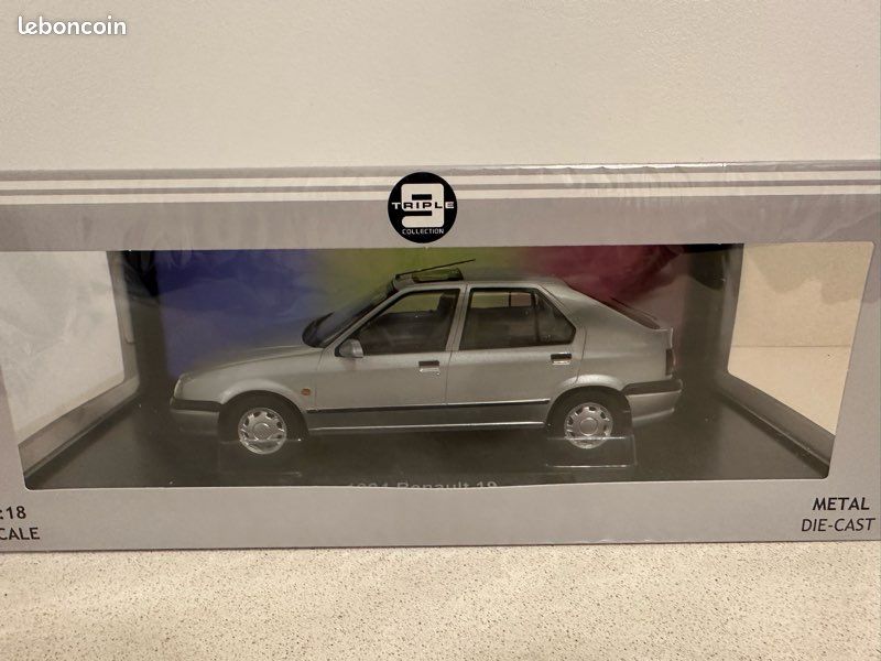 Maquette Renault 19 1994 – Triple9 1/18, Métal Moulé, Argent, Neuve