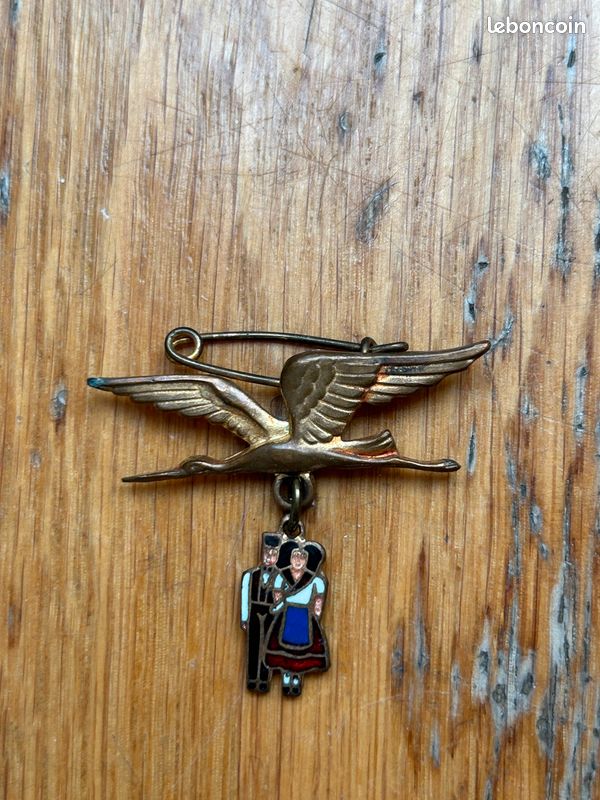Ancienne Broche Cigogne Aérodynamique – Résine Et Strass – Bon état
