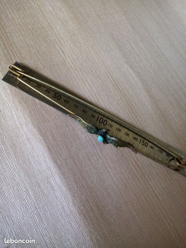 Lot - Broche ou épingle à chapeau en métal doré ajouré figurant un