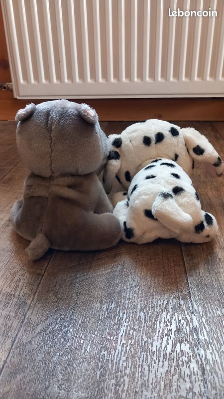 Lit 2 peluches à gros yeux chien et hippopotame (image 3)