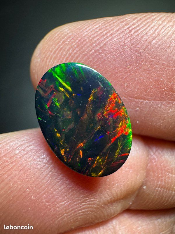 RARE !! OPALE NOIRE ET MULTICOLORE D'ETHIOPIE : 1,10 CARAT ★★ P411.129t