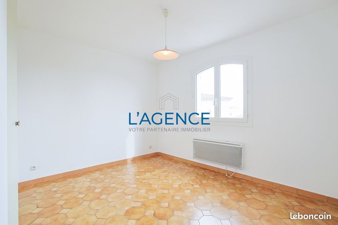 https://img.leboncoin.fr/api/v1/lbcpb1/images/09/c5/e5/09c5e5accdfd0f3796517d17d981a1bde52c669b.jpg?rule=ad-image