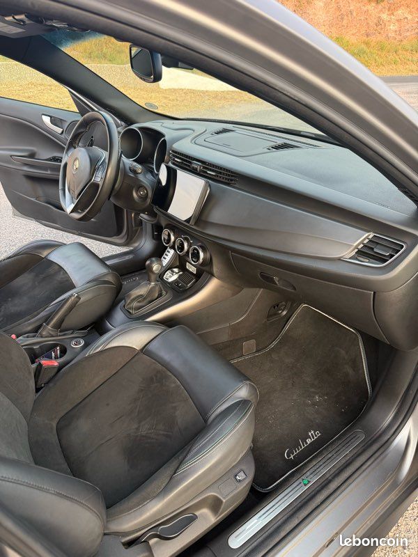 Alfa Romeo Giulietta QV Launch Edition (image 11)