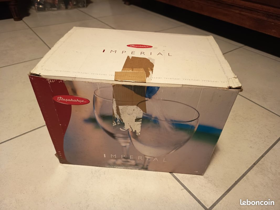 Lot de 6 verres dégustation
En parfait état (ils ont servi une fois ou 2)
Fournis avec leur carton d'emballage.
Remis en main propre (image 7)