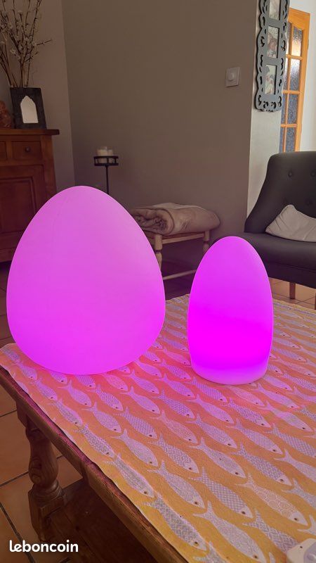 Un luminaire mystérieux en forme d'oeuf d'autruche signé SLIDE