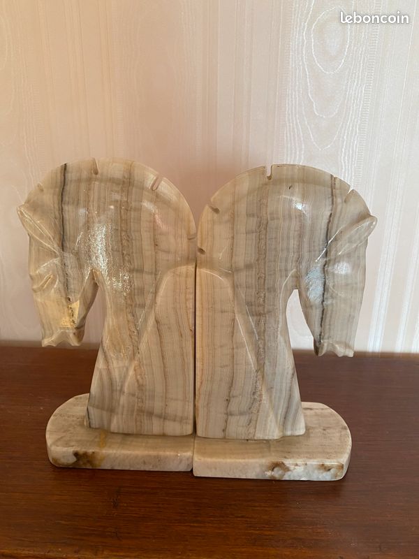 Serre-livres en forme de tête de cheval sculpté,en onyx ou en Serre-livres en forme de tête de cheval sculpté,en onyx ou en