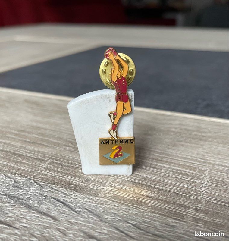 Pin's Antenne2 Giga 2 – émission Jeunesse – Télévision – Doré – Vintage