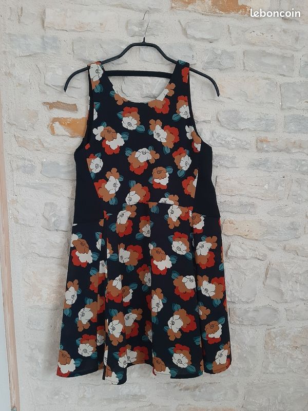 Robe d'été noire fleurie 