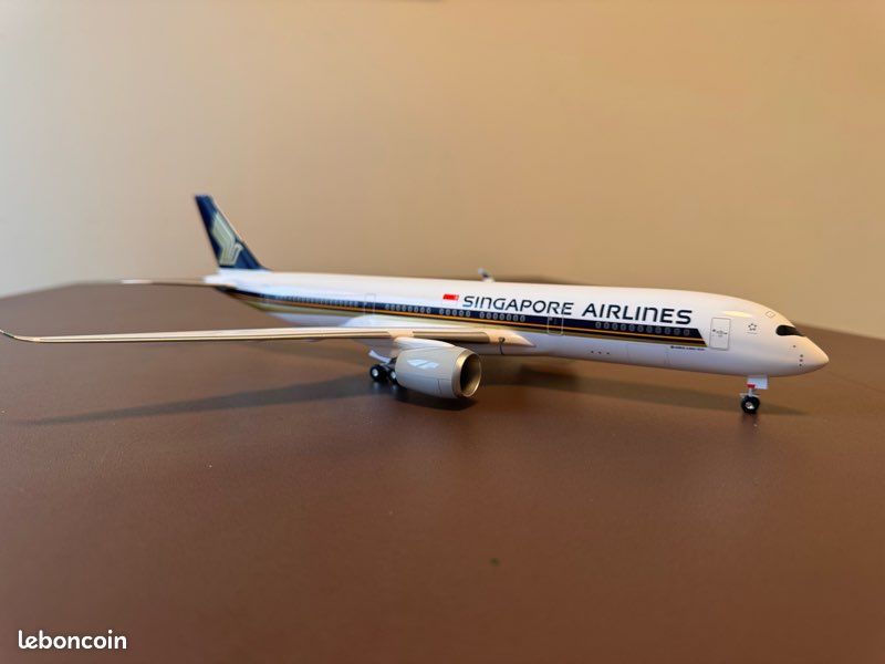 AZIZAT 18.5 1:144 Échelle Modèle Avion Singapour A350-900 Modèle Jet Collectibles Résine Avion Modèles avec Roues Moulé sous Pression pour Collection Cadeau,Upgraded