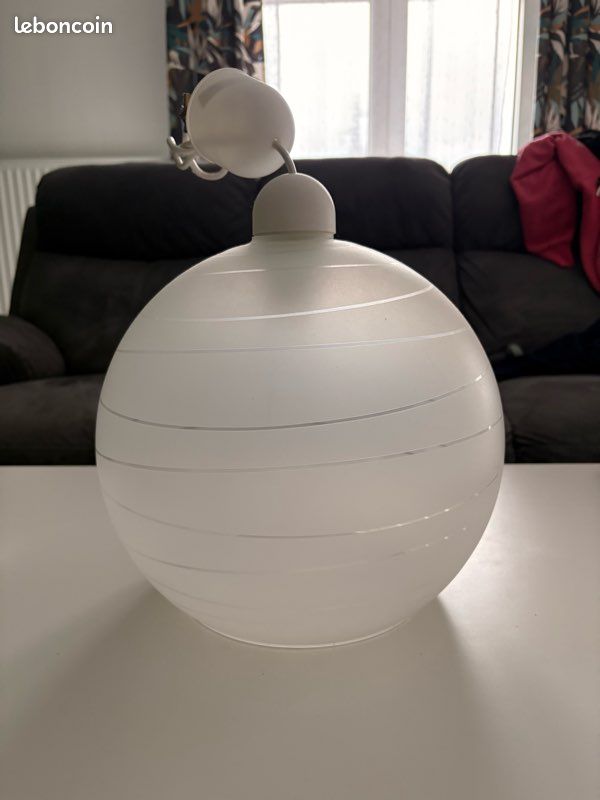 Suspension luminaire boule blanche striée – globe dépoli – style moderne (image 4)