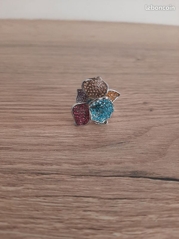 Bague multicolore motif pétales de fleurs taille 57 (image 2)