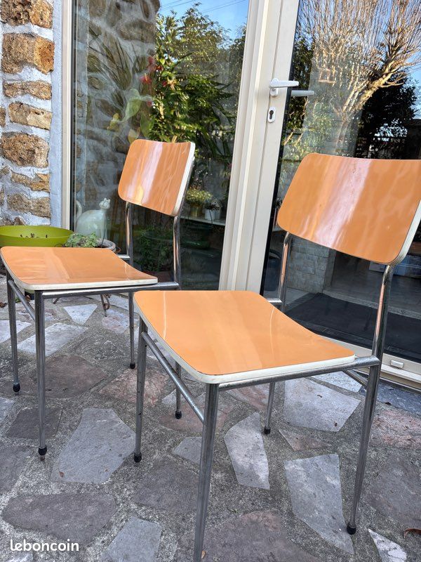 Chaises en formica orange (8 Dispos