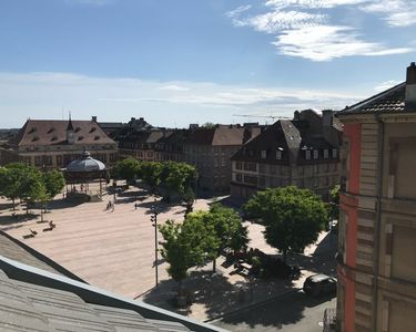 Location vieille ville au pied de la Place d'Armes (4 ème étage sans ascenseur)
