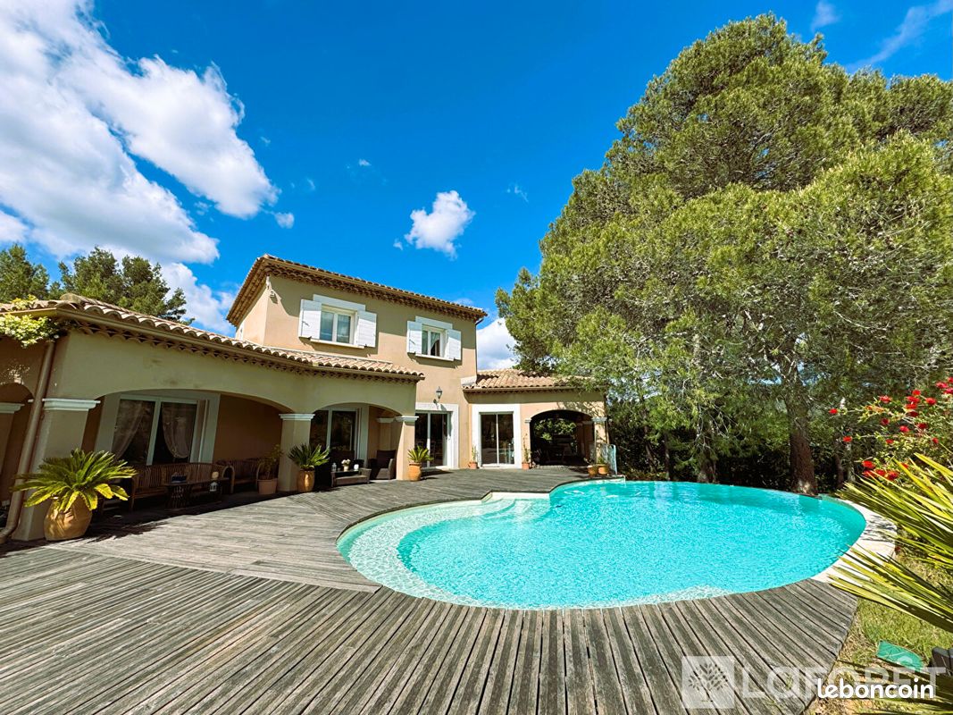 Maison 8 pièces 157 m² · à Saint-Zacharie · 157 m² · 950 000 €