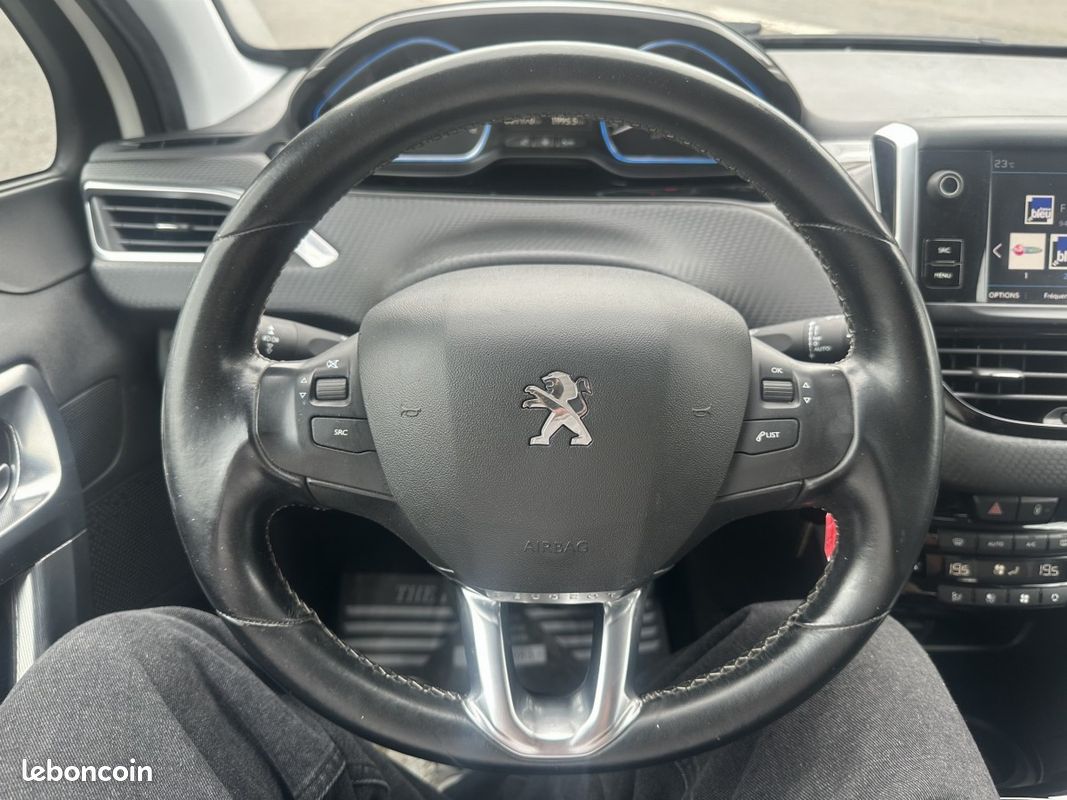 Peugeot 2008 1.6 BlueHDi 120 Allure + Options (image 13)