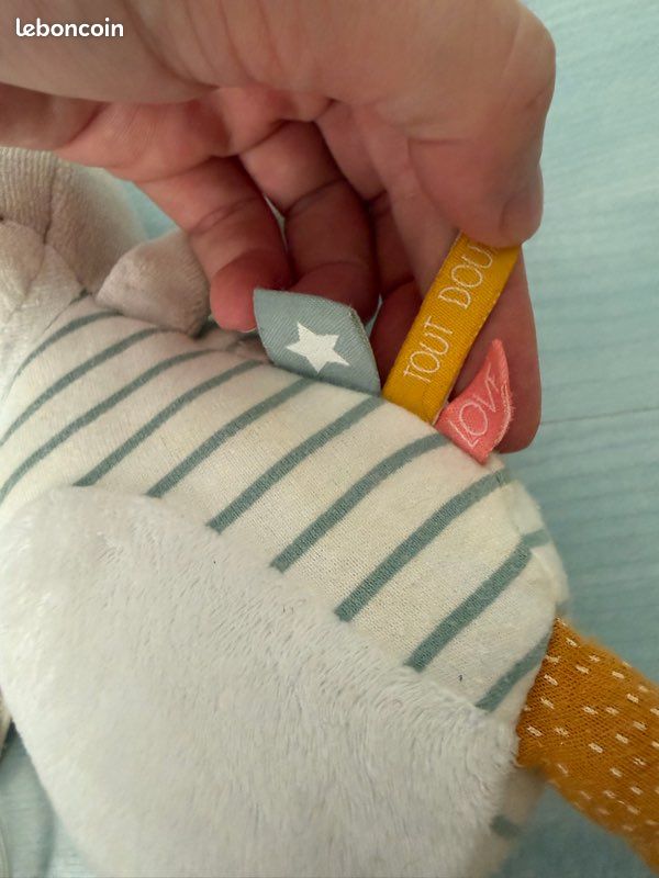 Peluche doudou lapin d activité tape à l œil hochet tbe (image 3)