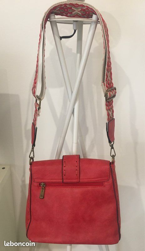 Un petit sac à main de couleur rouge (image 1)