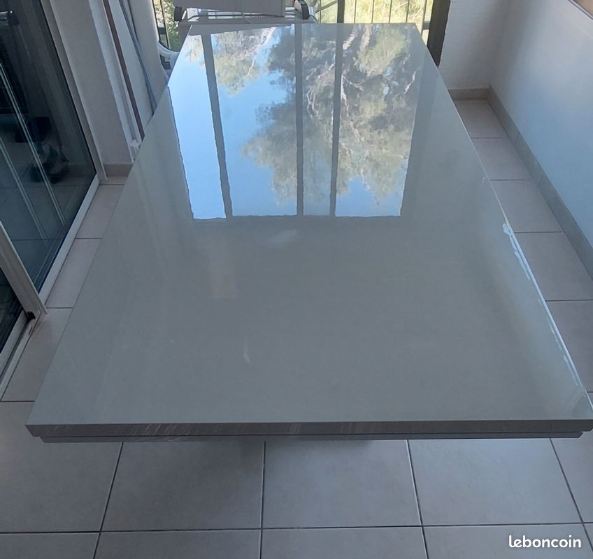 Table grise à récupérer sur place (image 1)