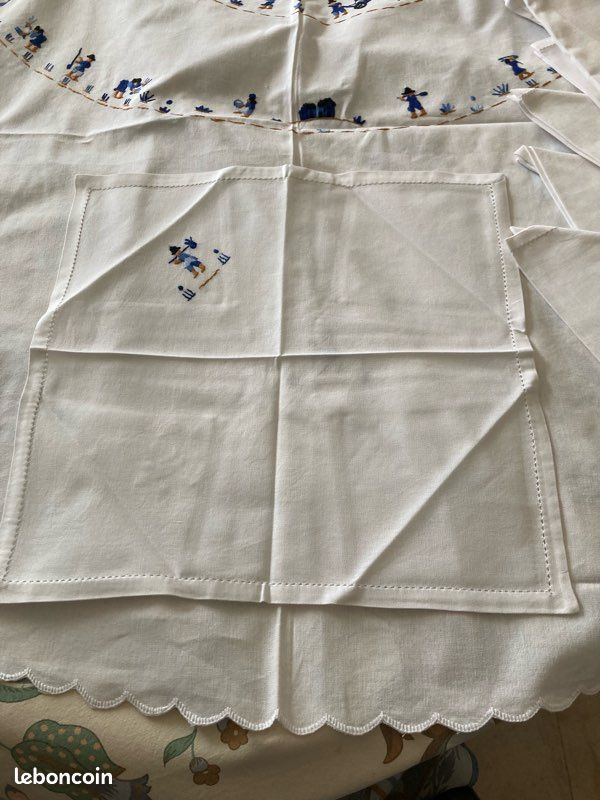 Nappe De Table Brodée Main Madagascar - Motif Danseurs Traditionnels - Coton 144x222 Cm