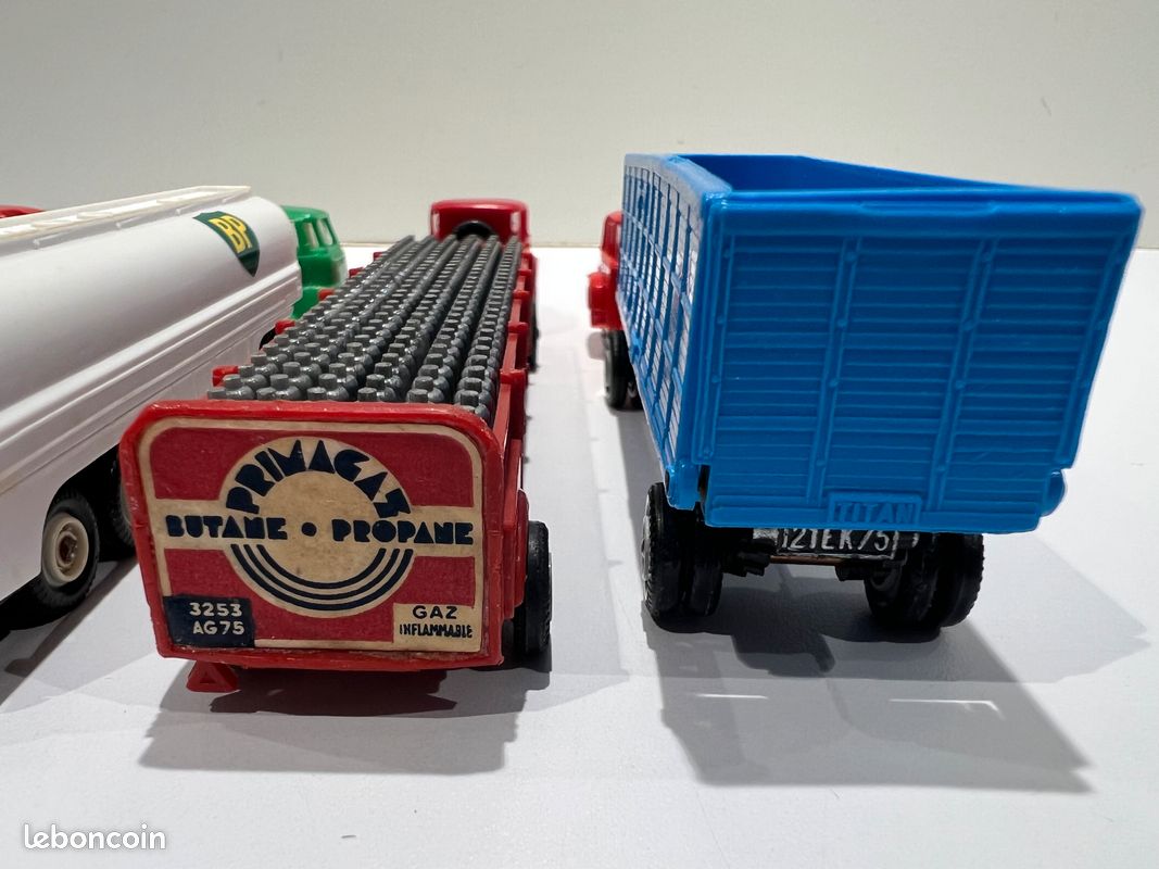 Tracteur Unic + remorque bidons Primagaz plastique NOREV 1/86° + boîte