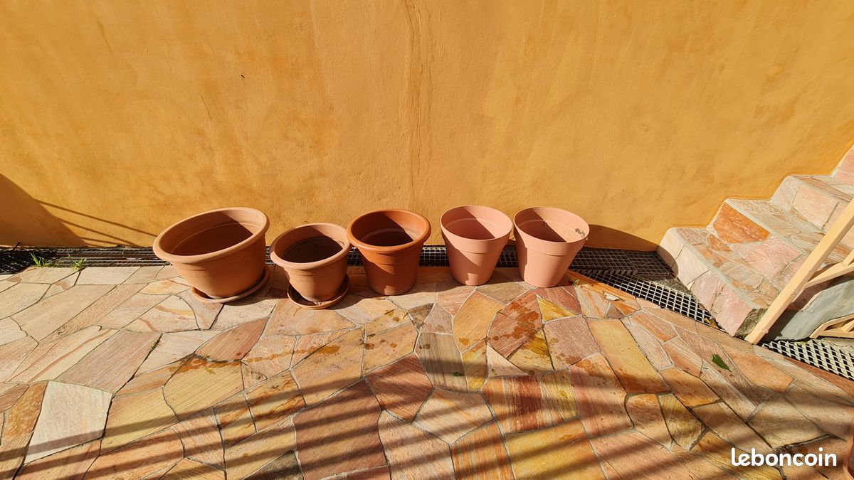 Vends lot de très gros cache-pots en plastique couleur marron (image 1)