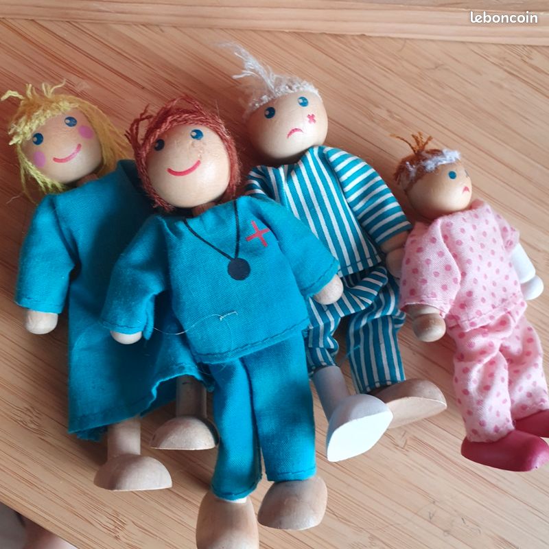 Maison de poupée en bois avec personnages bois et accessoires (image 3)