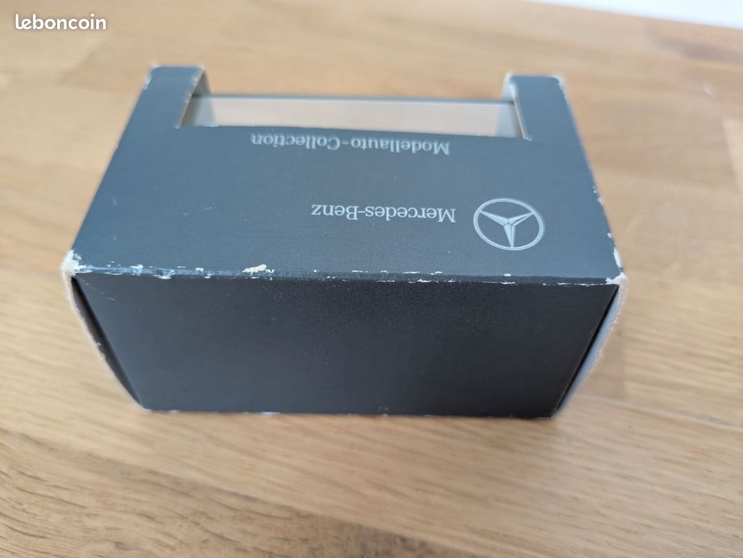 Miniature Mercedes-benz E320 Élégance.
Achetée à l'usine Mercedes de Stuttgart en 1997
Voiture sur son socle
Boite frottée (image 3)