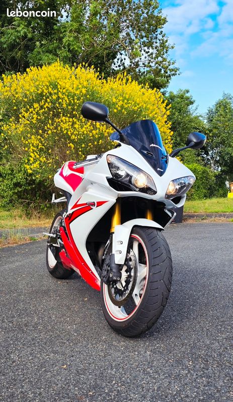 Yamaha R1 (image 2)