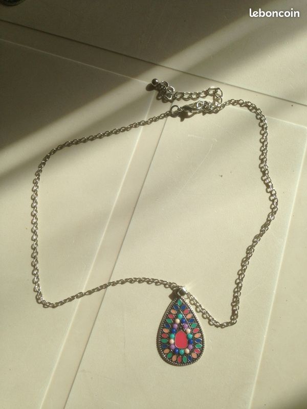 Collier avec pendentif en métal argenté et pierres rose , turquoise et bleu (image 2)