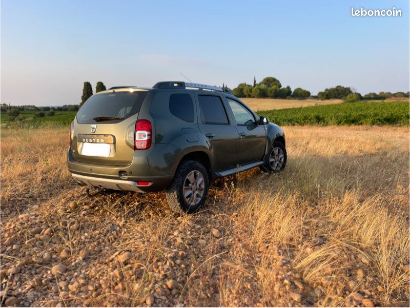 Duster 4x4 4wd aménagé avec lit et frigo (image 2)