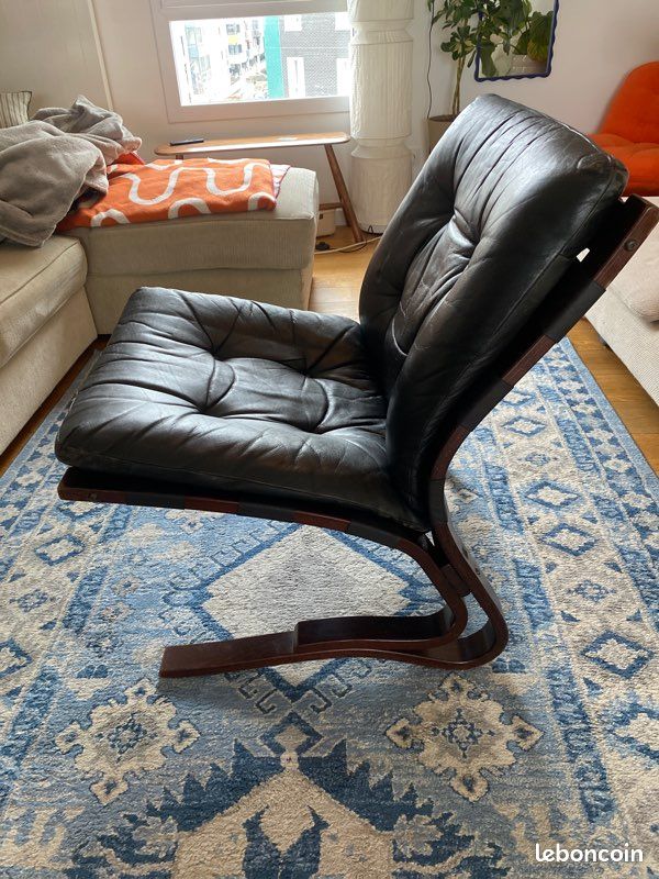 Fauteuil Siesta vintage en cuir noir par Ingmar Relling pour Westnofa, Norvège 1960 | €1,412
