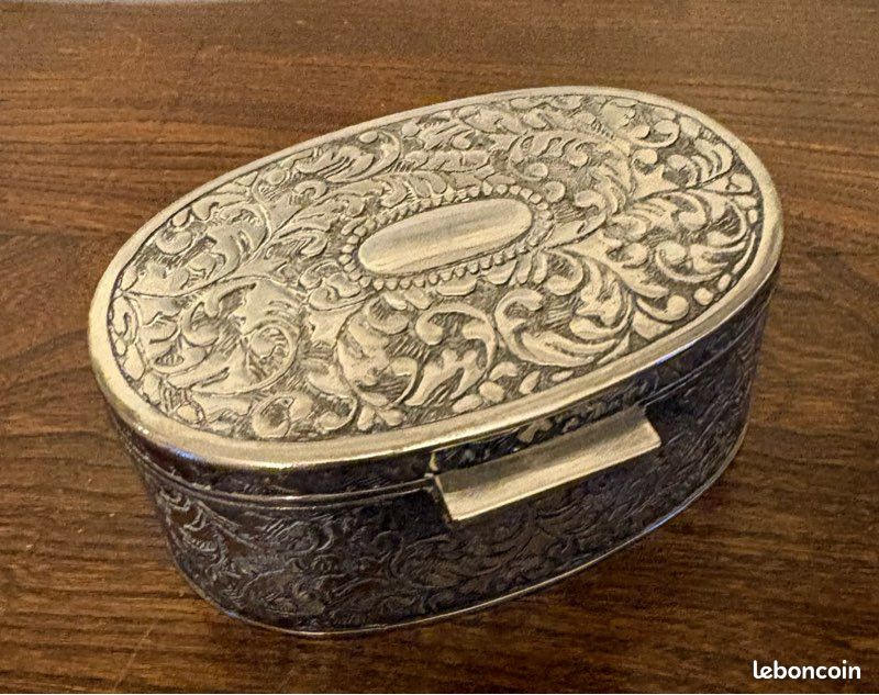 Boîte a bijoux ovale en métal argenté (image 4)