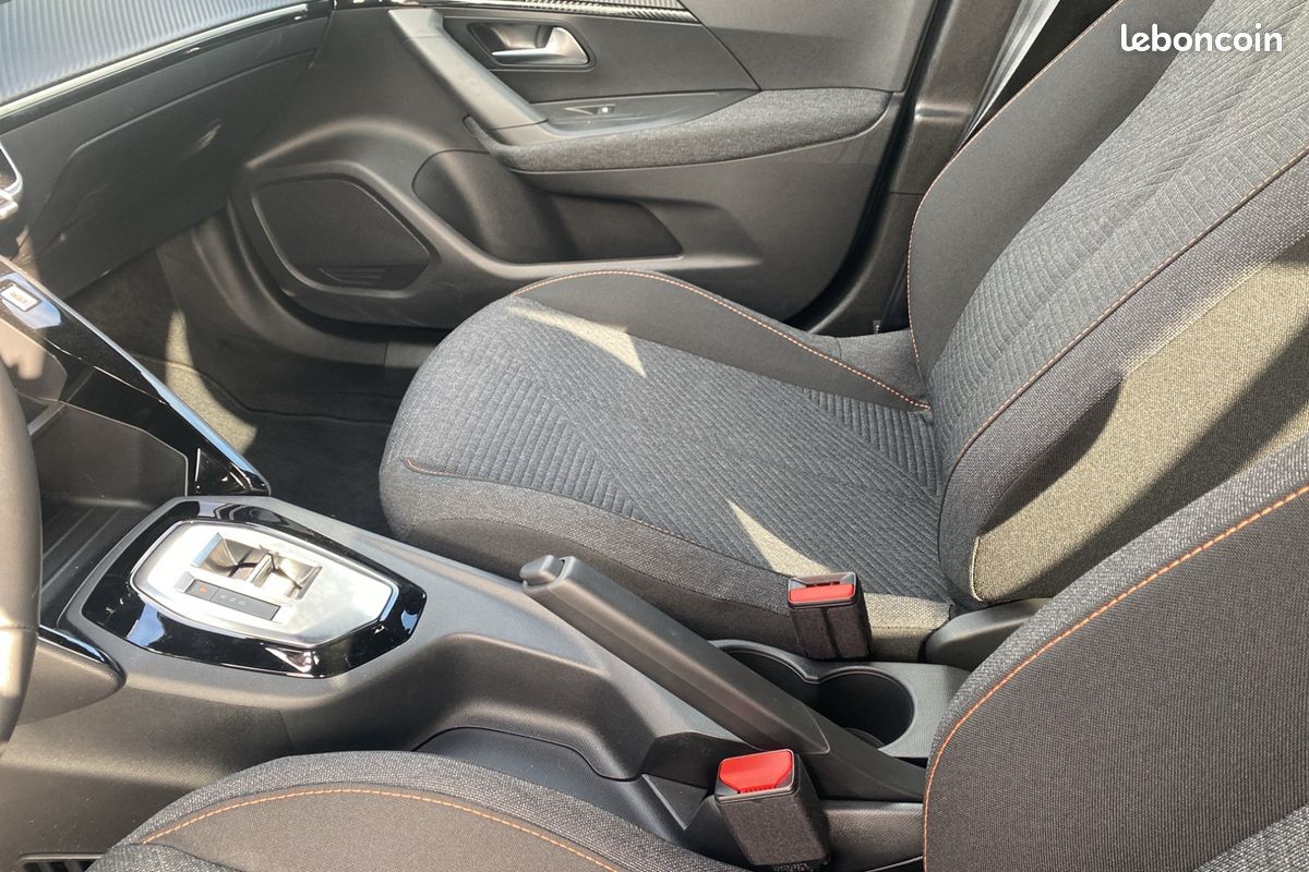 PEUGEOT 2008 Hybrid 145 e-DCS6 Business (image 22)