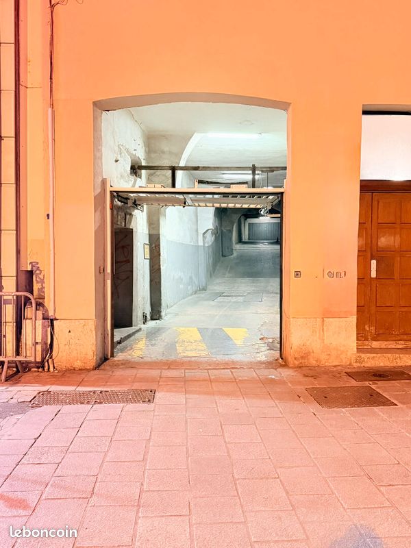 Parking/box MARSEILLE · 200 €/mois